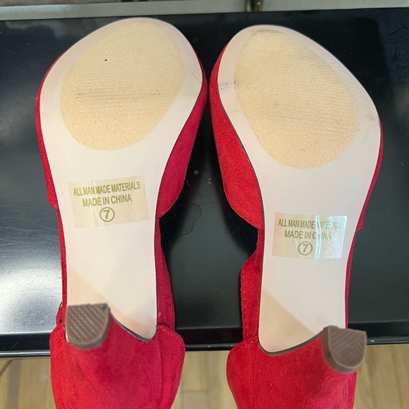 New Chase & Chloe Red Kimmy Heels Faux Suede Size 7 - Picture 5 of 5
